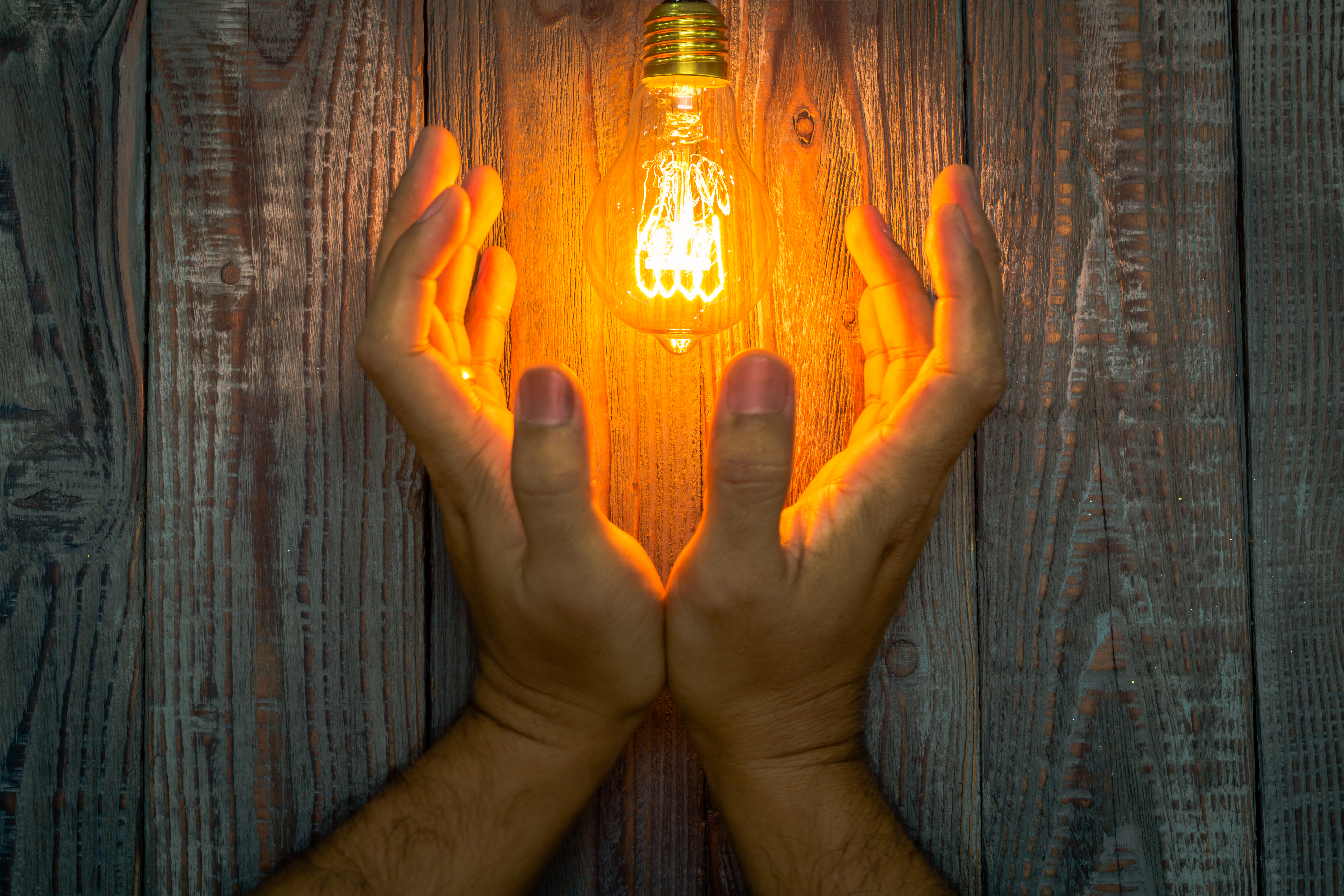 Lampadina accesa tra le mani