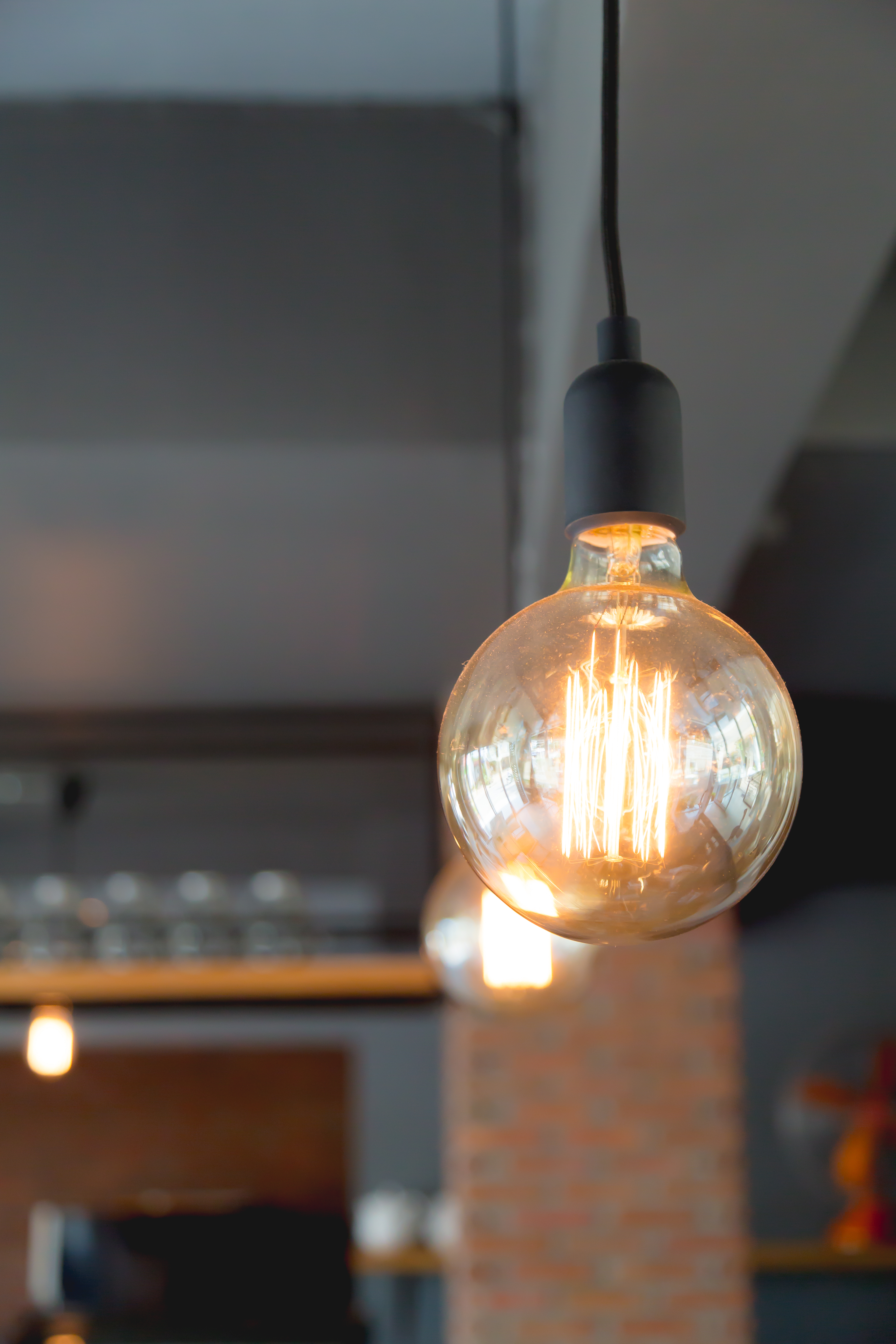 Grande lampadina in ambiente interno